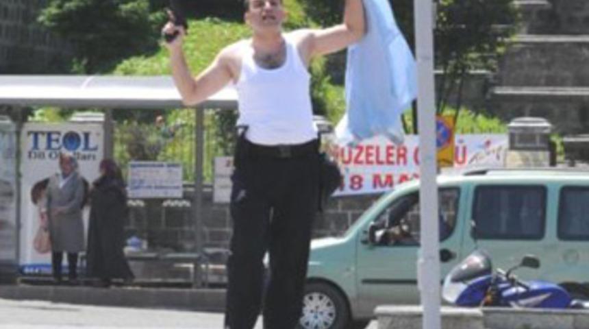 Cinnet geçiren polis!