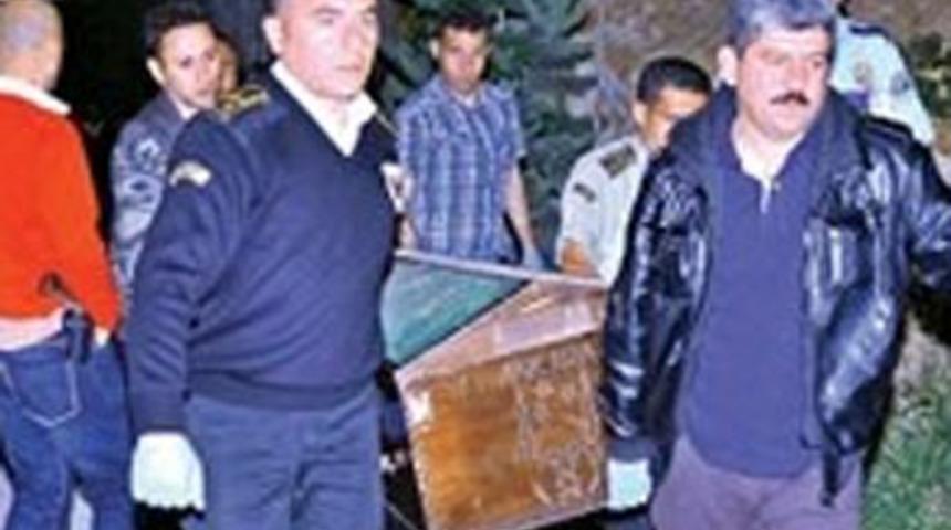 Eski karısını ve kızını bı&ccedil;aklayarak &ouml;ld&uuml;rd&uuml;