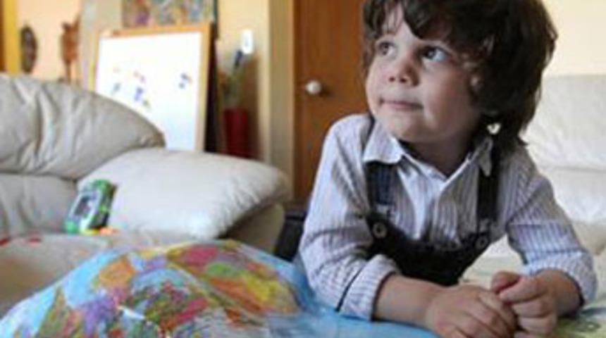 İki yaşında &uuml;&ccedil; dil konuşuyor