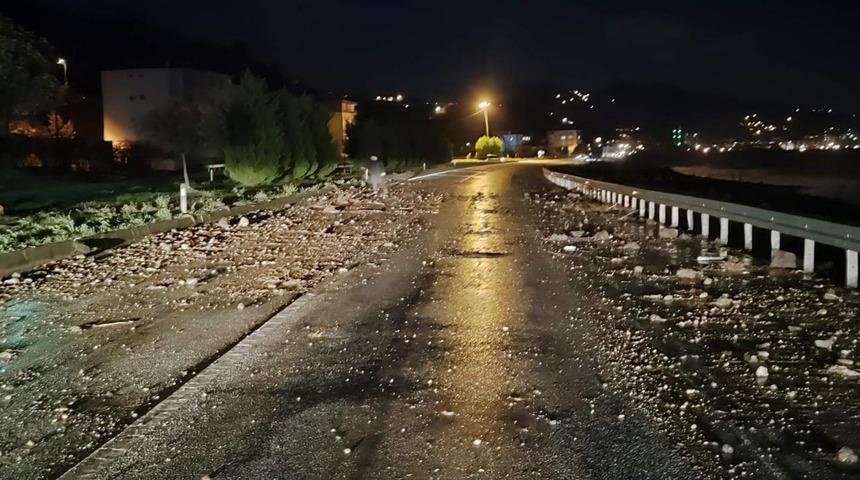 Giresun'da dalgaların yola sürüklediği taşlar ulaşımı aksattı