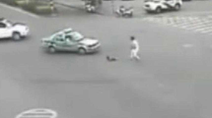 Yola d&uuml;şen bebek b&ouml;yle kurtuldu!