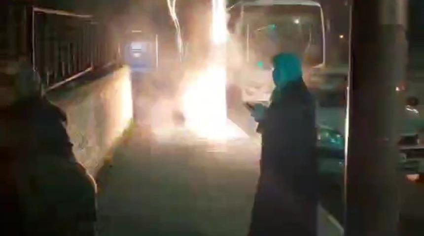 Elektrik direğinden çıkan kıvılcım paniğe neden oldu