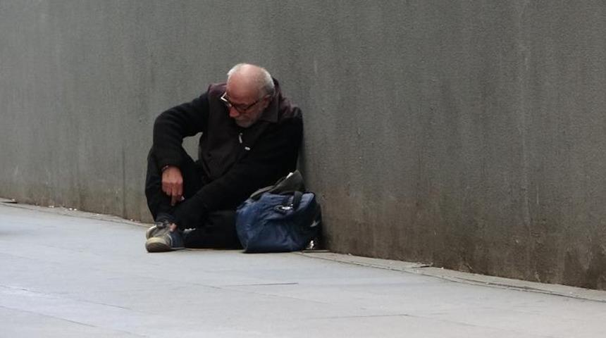 Bir yıl sonra aynı yerde aynı zabıtaya yakalandı! Hepsi çorabından çıktı...