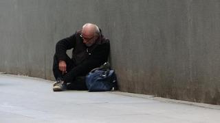 Bir yıl sonra aynı yerde aynı zabıtaya yakalandı! Hepsi çorabından çıktı...