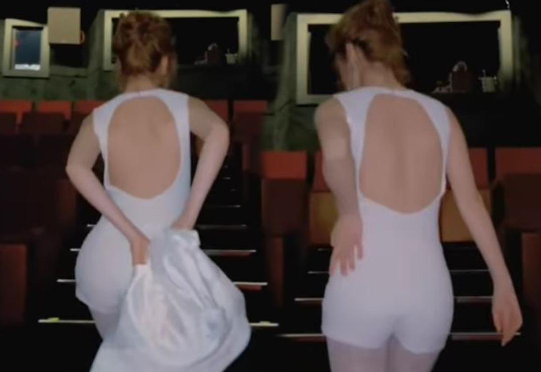 Serra Arıt&uuml;rk galada beyazlar i&ccedil;inde... Şort-ceket kombiniyle dikkat &ccedil;ekti