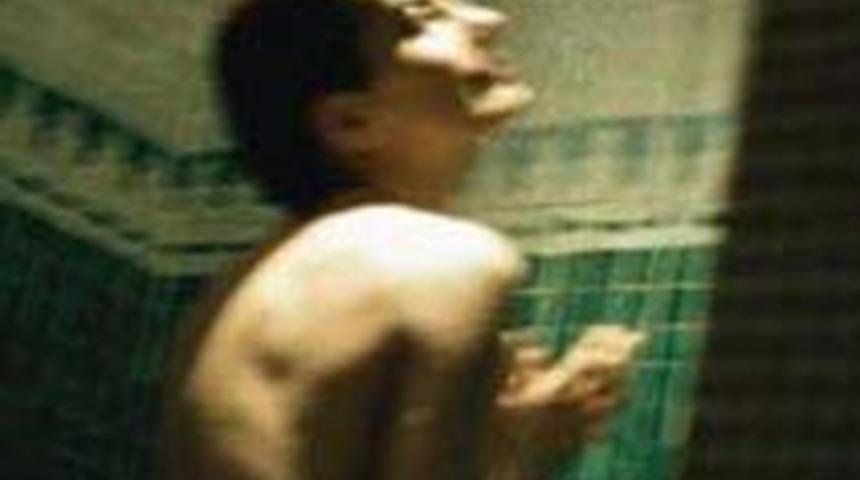 Duşuna kamera yerleştirmiş