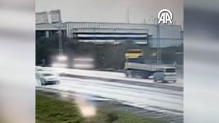 6 kişi feci şekilde ölmüştü... Hatay'daki katliam gibi kazanın görüntüleri ortaya çıktı! TIR aniden sola dönüyor