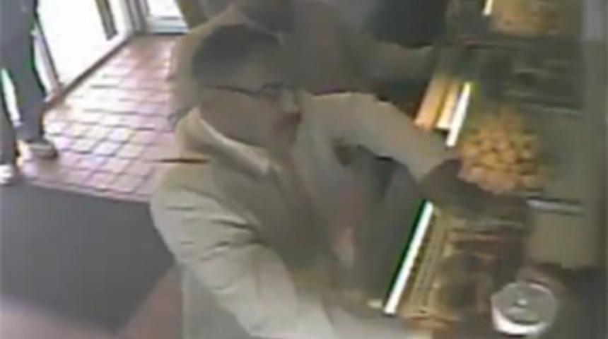 Sinirli m&uuml;şteri g&ouml;revliyi b&ouml;yle yaktı!