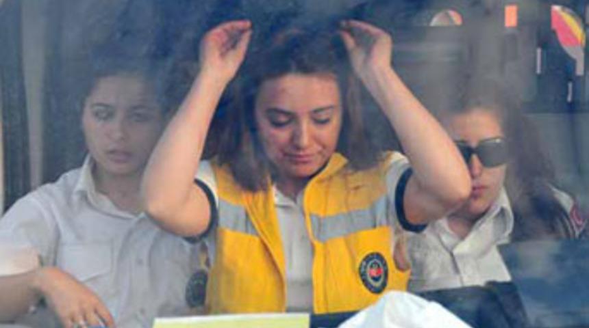 Kamyon şof&ouml;r&uuml; ambulansın &ouml;n&uuml;n&uuml; kesti