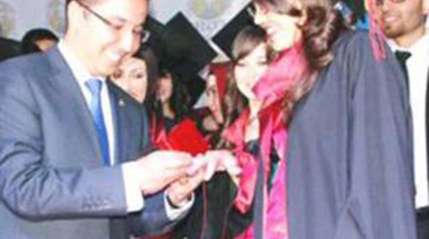 Sahnede kaymakamdan sürpriz evlilik teklifi!