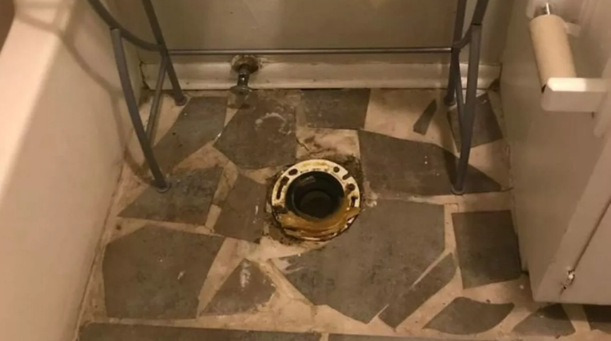 Sonunda bu da oldu! Ayrıldığı tesisatçı erkek arkadaşı evin  tuvaletini yerinden söküp gitti..."Ayrılığın bedeli"