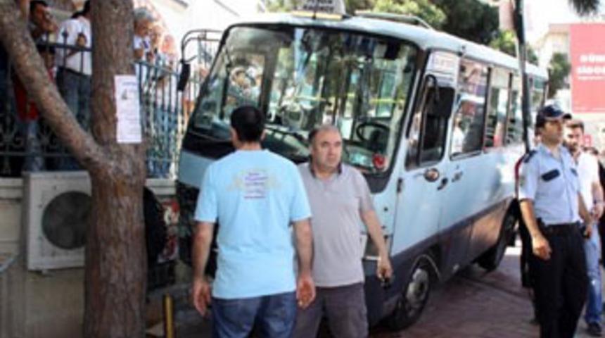 Minib&uuml;s yayaların arasına daldı