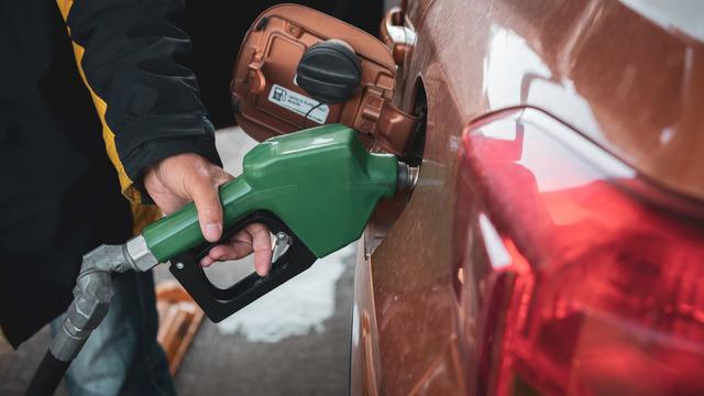Düşüş ivmesi devam ediyor: Brent petrolün varil fiyatı 81,14 dolar