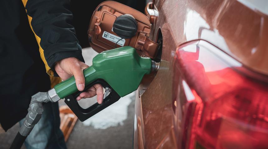 Düşüş ivmesi devam ediyor: Brent petrolün varil fiyatı 81,14 dolar