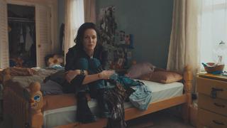 Riley Keogh ve Lily Gladstone'un Under The Bridge'in (Köprünün Altında) dizisinin  ilk afiş yayınlandı