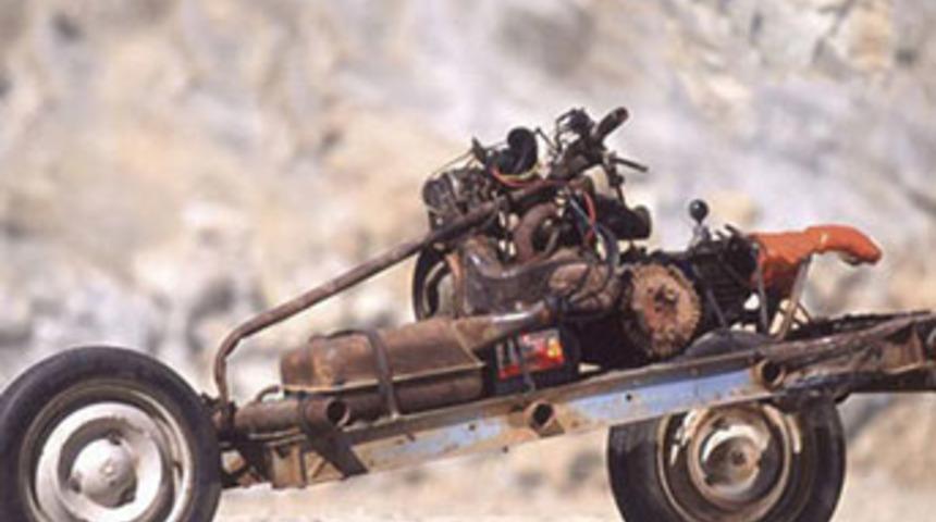 &Ccedil;&ouml;lde arabası bozulan adamın ilgin&ccedil; icadı