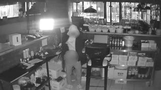 Sabah dükkanı açınca neye uğradıklarını şaşırdılar! Görüntüleri izleyince... 'Midemizi bulandırdı, birçok şeyi çöpe attık'