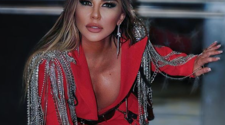 700 bin TL'lik yüz gerdirme ameliyatı ile gündemdeydi! Selen Görgüzel şarkı söylerken kendinden geçti