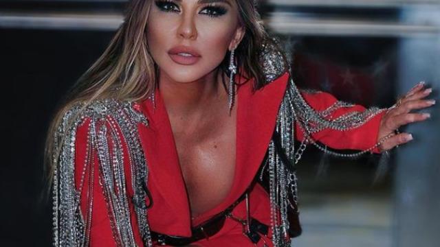 700 bin TL'lik yüz gerdirme ameliyatı ile gündemdeydi! Selen Görgüzel şarkı söylerken kendinden geçti