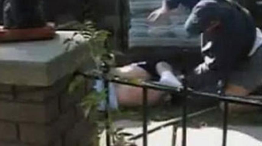 Kızıyla ilişkiye giren &ccedil;ocuğu &ouml;yle d&ouml;vd&uuml; ki!