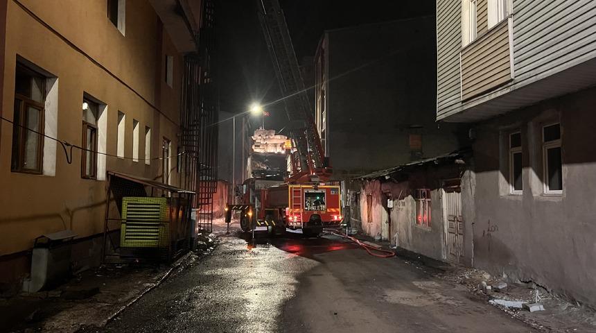 Kars'ta 4 katlı otelde çıkan yangın söndürüldü
