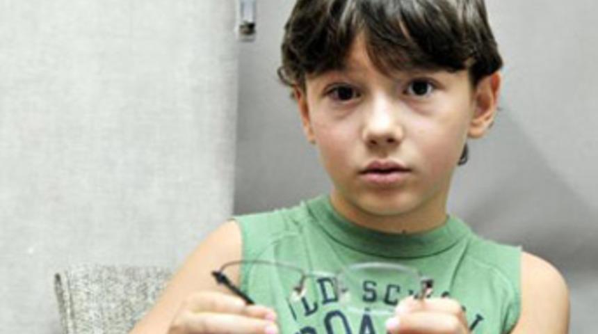 G&ouml;zl&uuml;k camı g&ouml;z&uuml;nde patladı!