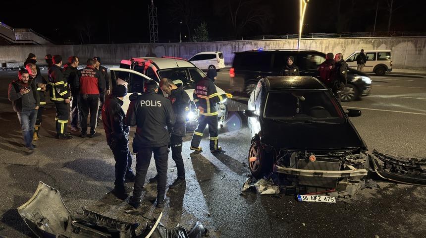 Bingöl'de hafif ticari araç ile otomobilin çarpıştığı kazada 4 kişi yaralandı