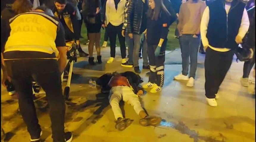 Kadıköy’de şerit değiştirmek isteyen sürücü motosiklete çarptı: 2 yaralı