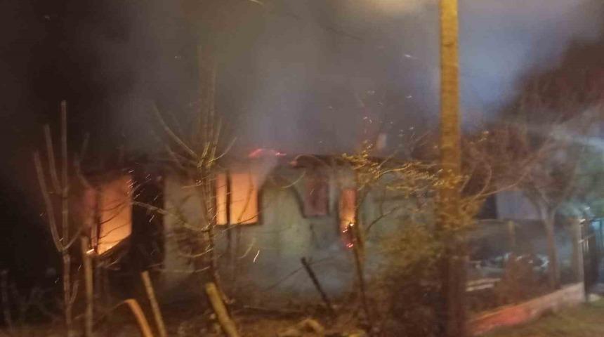 Niksar’da tek katlı evde yangın