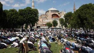 Ayasofya önünde toplu namazlı eylem