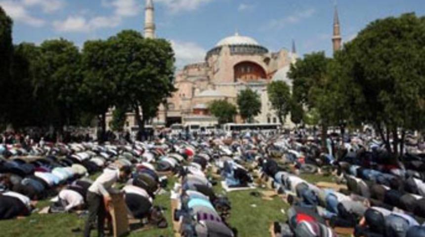 Ayasofya önünde toplu namazlı eylem