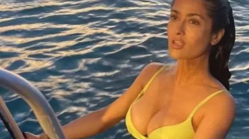 57 yaşındaki Salma Hayek'ten tatil pozu! Genç kalmasının sırrı...