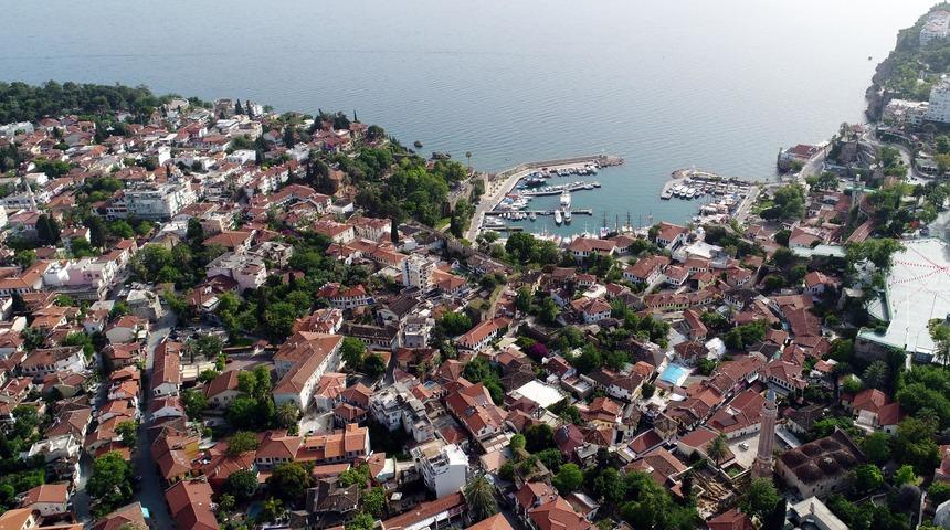 Geceleri nüfusu on binleri geçiyor, seçmen sayısı ise şaşkına çeviriyor