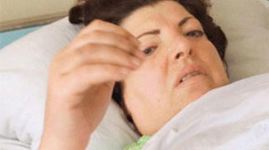 Oğlu bı&ccedil;akla saldırınca 3'&uuml;nc&uuml; kattan atladı