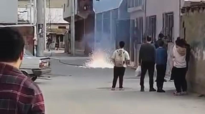 Kopan elektrik kablosundan &ccedil;ıkan kıvılcımlar korkuttu