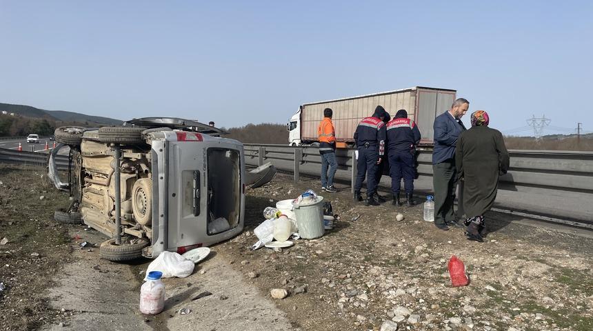 Anadolu Otoyolu'nda bariyere çarpan hafif ticari araçtaki 1 kişi yaralandı