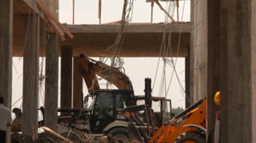 Otogar inşaatının tavanı &ccedil;&ouml;kt&uuml;: 2 iş&ccedil;i kayıp