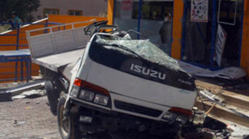 Freni tutmayan kamyon dehşet sa&ccedil;tı!