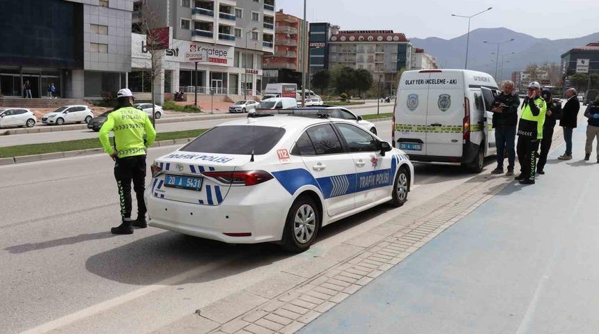 Yolun karşısına geçerken otomobilin çarptığı yaşlı adam ağır yaralandı