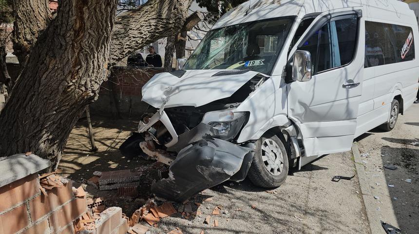 Çorum'da otomobil ile öğrenci servisi çarpıştı, 15'i öğrenci 16 kişi yaralandı