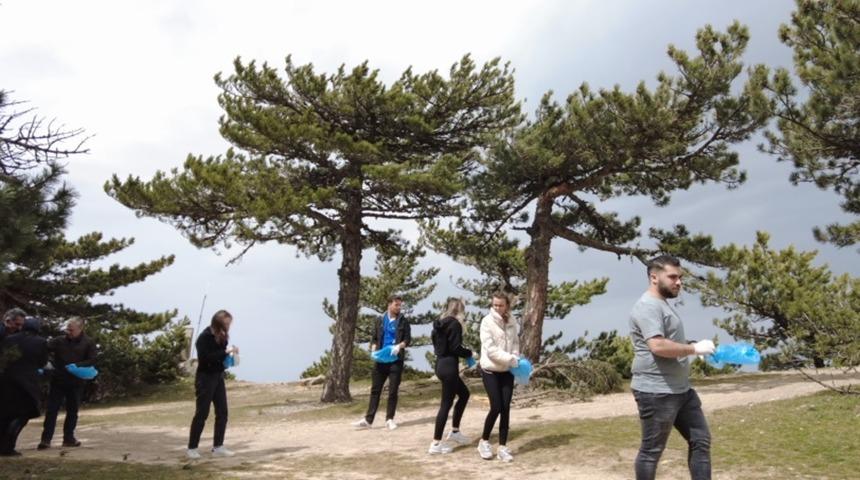 &Uuml;niversiteli &ouml;ğrenciler Spil&rsquo;de &ccedil;evre temizliği yaptı