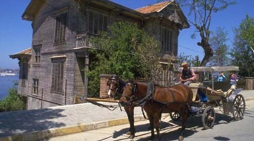 Adalar&rsquo;ın simgesi faytonlar kalıyor!