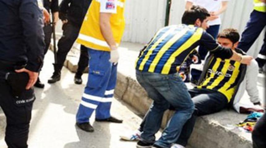 Taraftarlar birbirine girdi: 4 yaralı