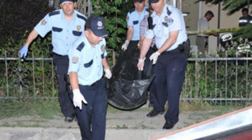 Anne babasını &ouml;ld&uuml;r&uuml;p intihar etti!