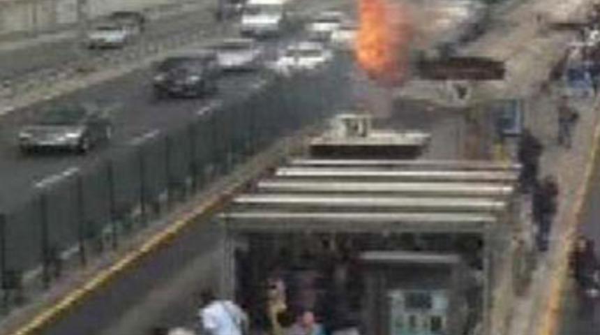 Metrob&uuml;ste korkutan yangın