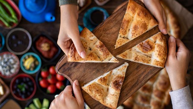 Oruçluyken istemeden, yanlışlıkla, unutarak yemek içmek orucu bozar mı? Unutarak yiyen kişiye oruçlu olduğunun hatırlatılması gerekir mi?