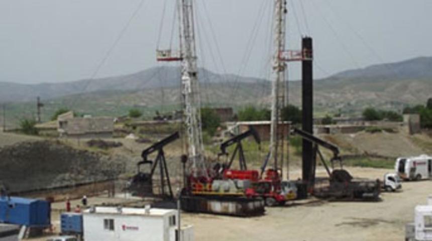 K&ouml;ydeki sondajda petrol fışkırdı