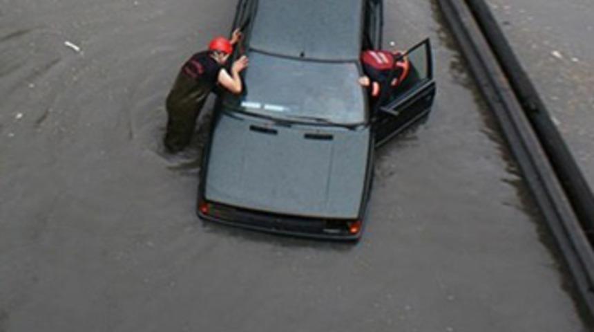 Sağanak yağış İstanbul'u teslim aldı!