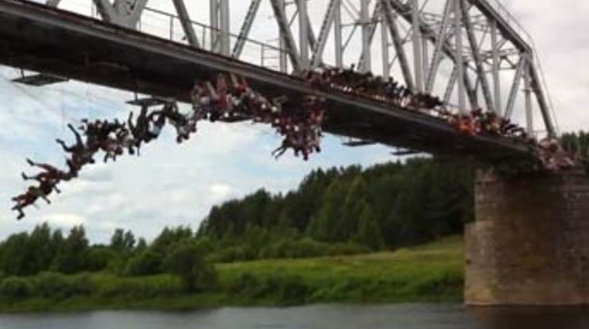 135 kişi k&ouml;pr&uuml;den atladı!