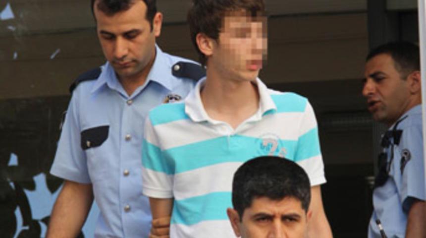 Sınıfta kalınca m&uuml;d&uuml;r yardımcısını bı&ccedil;akladı!